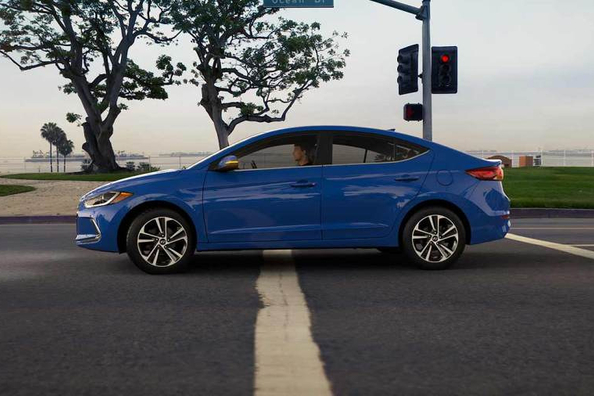 Übersicht der Hyundai Elantra Limousine der sechsten Generation Foto 3