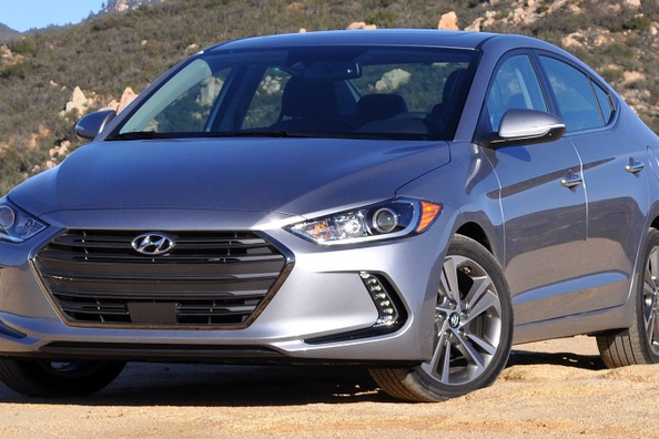 Übersicht der Hyundai Elantra Limousine der sechsten Generation Foto 2
