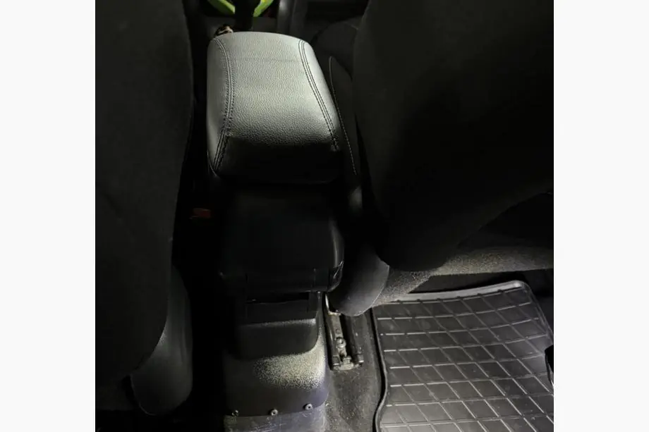 Citroen C-3 2009–2016 Armlehne (mit Kunststoffadapter für Getränkehalter) Foto 3