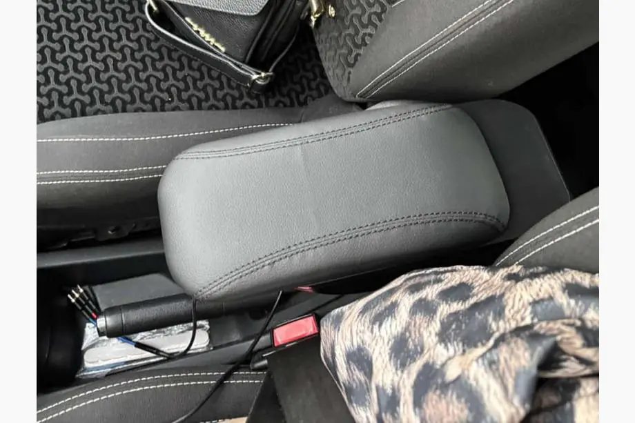 Citroen C-3 2009–2016 Armlehne (mit Kunststoffadapter für Getränkehalter) Foto 5
