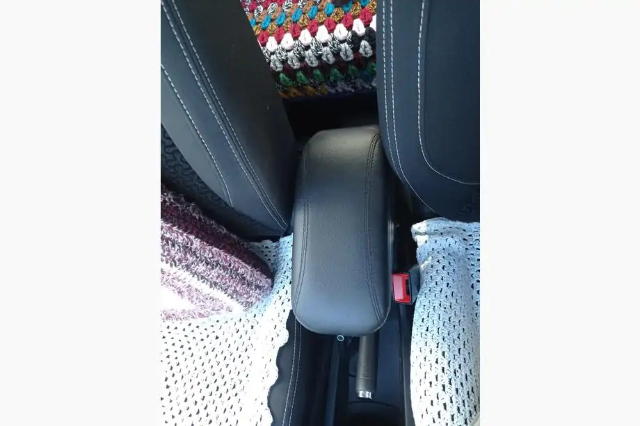 Citroen C-3 2009–2016 Armlehne (mit Kunststoffadapter für Getränkehalter) Foto 12