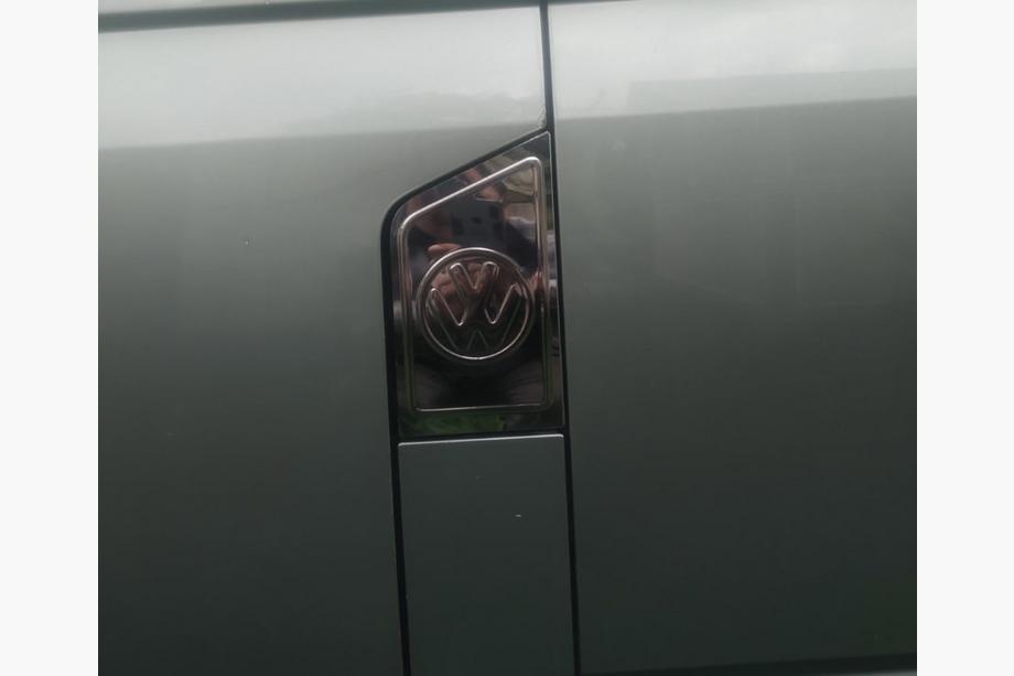 Volkswagen T5 Multivan 2003–2010 Tankdeckel Blende mit Logo (Carmos) Image
