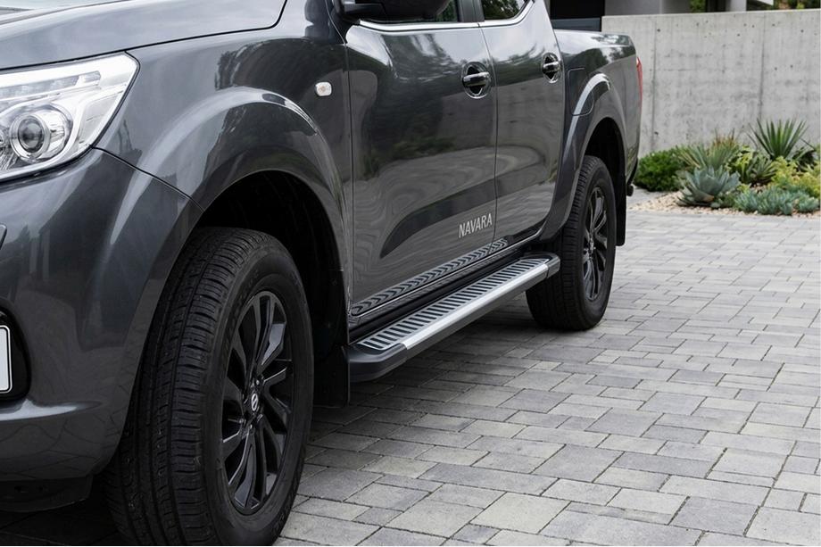 Nissan Navara/NP300 2016- Trittbretter Line (2 Stk., Aluminium) Image