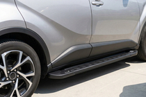 Toyota C-HR 2016-2023 Seitenstufen RedLine Black (2 Stk, Aluminium) Foto 1