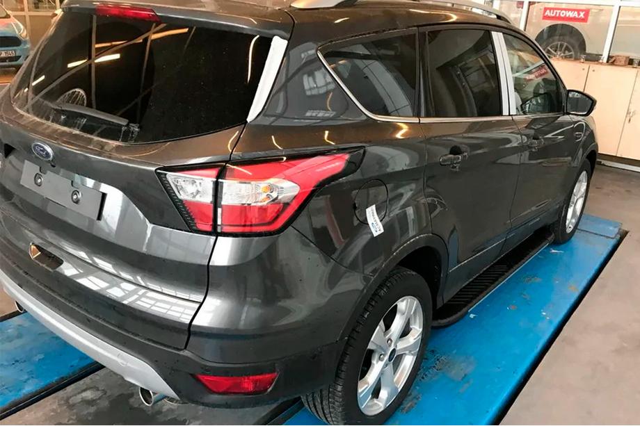 Ford Kuga/Escape 2013-2019 Trittbretter Bosphorus Grey (2 Stk., Aluminium) Mit Zierleisten an den Türen Foto 6