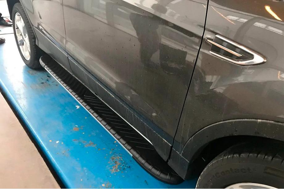 Ford Kuga/Escape 2013-2019 Trittbretter Bosphorus Grey (2 Stk., Aluminium) Mit Zierleisten an den Türen Foto 4
