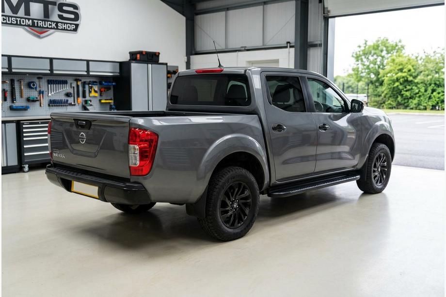 Nissan Navara/NP300 2016- Seitenschweller Bosphore Black (2 Stk., Aluminium) Image