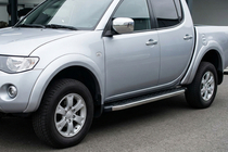 Mitsubishi L200 2015-2024 Trittbretter BlackLine (2 Stk, Aluminium) Foto 1
