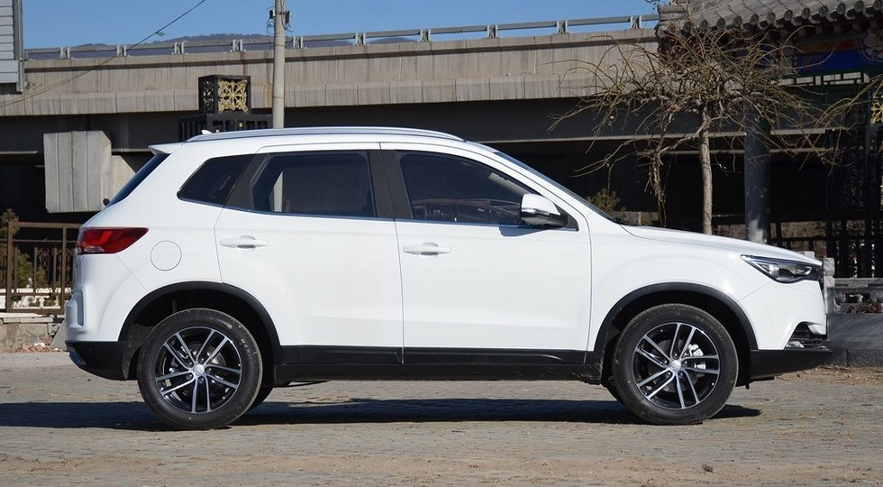 Übersicht über Crossover FAW Besturn X40