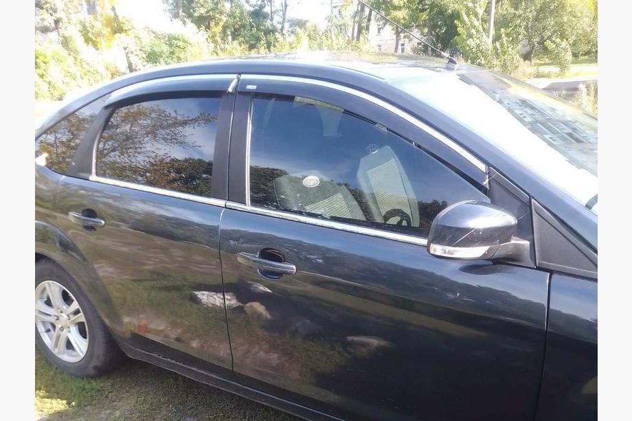Ford Focus II 2005-2008 Windabweiser mit Chromleiste SD/HB (4 Stk, Niken) Image