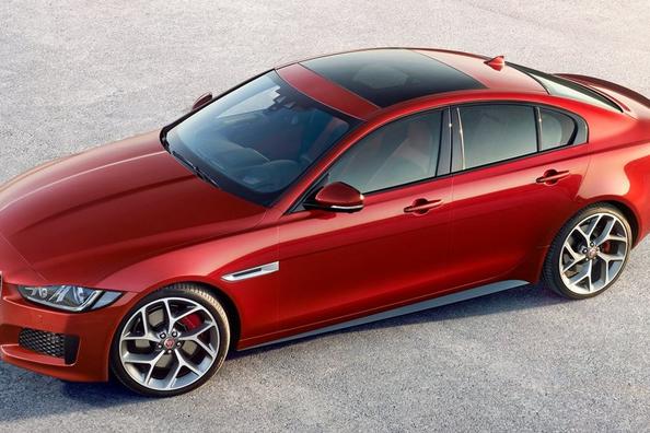 Übersicht der Limousine Jaguar XE