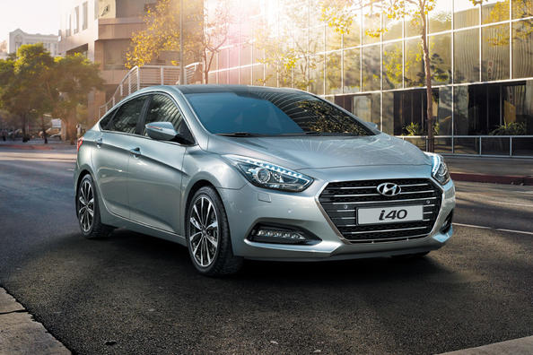 Die neu gestaltete Modell der Limousine des Hyundai i40