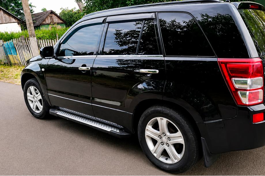 Suzuki Grand Vitara 2005-2017 Trittbretter Allmond Grey (2 Stk., Alu) Image