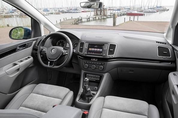 Die aktualisierte Großraumlimousine von Volkswagen Sharan der zweiten Generation Foto 5