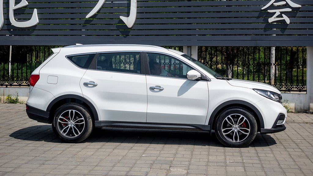 Durchsuchen Sie die aktualisierte Crossover 580 Dongfeng