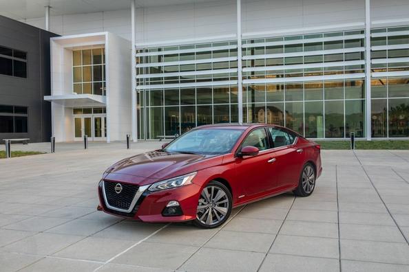 Die sechste Generation der Limousine Nissan Altima
