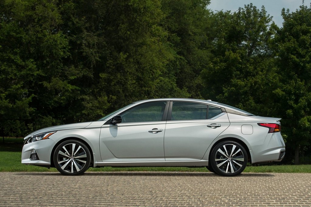 Die sechste Generation der Limousine Nissan Altima