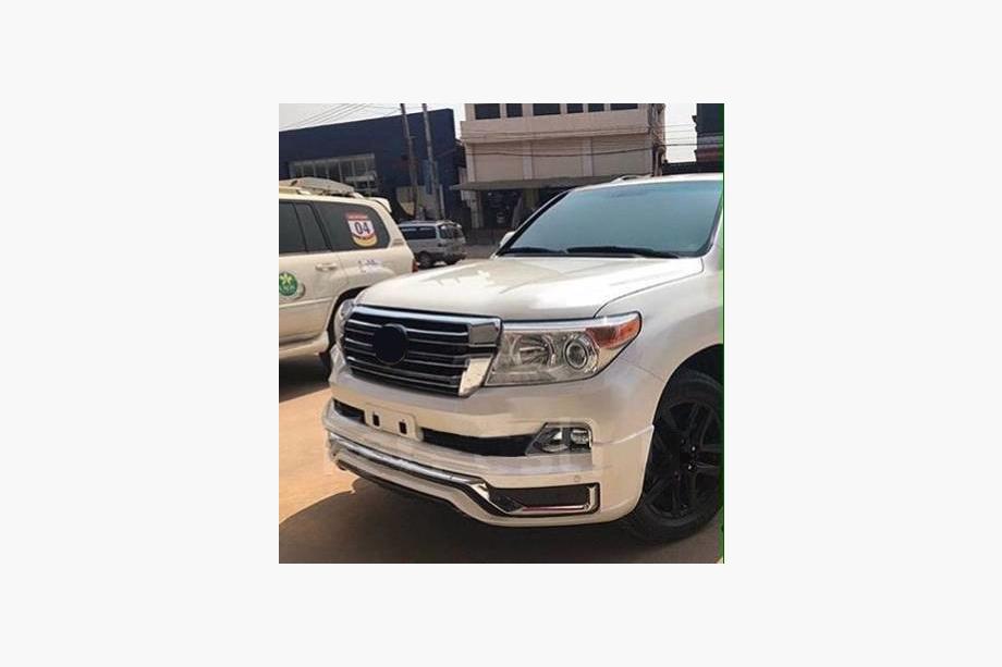 Toyota Land Cruiser 200 2007-2021 Bodykit 2016↗ (Modelista V3) Weiß Foto 2