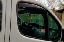 Nissan Primastar 2002-2014 Windabweiser zum Einstecken (2 Stk, HIC) Foto 2