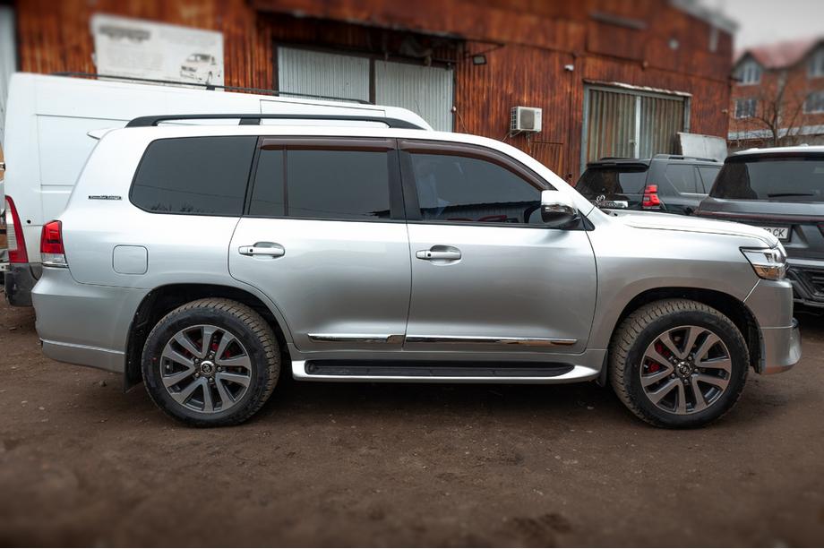 Toyota Land Cruiser 200 2007-2021 Seitenschweller mit LED (Design 2015-2020) Schwarz Foto 4