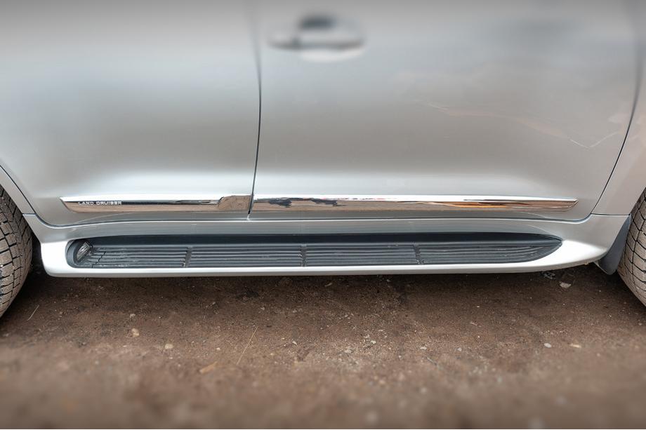 Toyota Land Cruiser 200 2007-2021 Seitenschweller mit LED (Design 2015-2020) Schwarz Foto 3