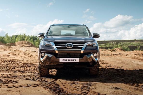 Übersicht Siebensitzer Rahmen des SUV Toyota Fortuner Foto 10