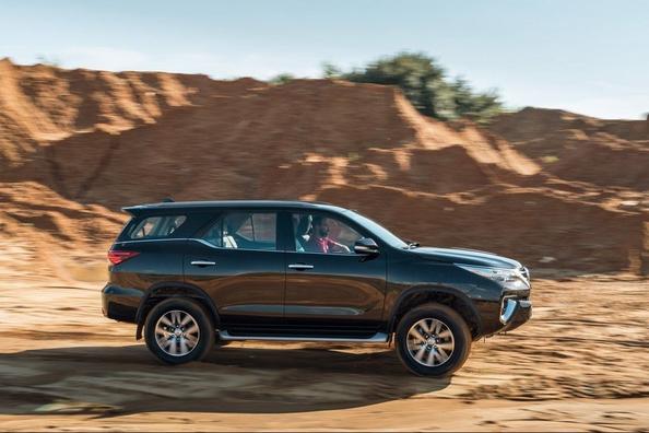 Übersicht Siebensitzer Rahmen des SUV Toyota Fortuner Foto 5