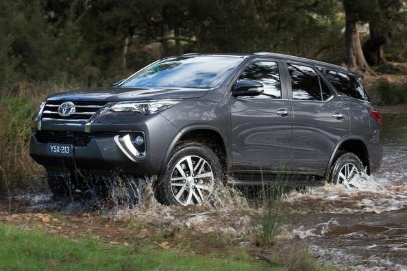 Übersicht Siebensitzer Rahmen des SUV Toyota Fortuner Foto 1