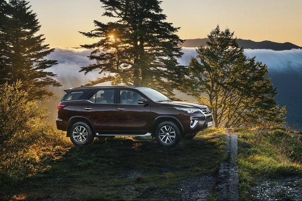 Übersicht Siebensitzer Rahmen des SUV Toyota Fortuner Foto 2