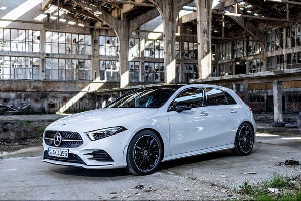 Der fünftürige Premium-Schrägheck Mercedes-Benz A-Klasse der vierten Generation