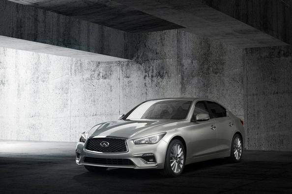Aktualisierte Modifikation der Premium-Limousine Infiniti Q50 Foto 2