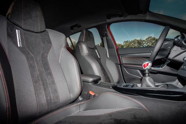 Überblick über die geladenen fünftürige Fließheck Peugeot 308 GTi Foto 10