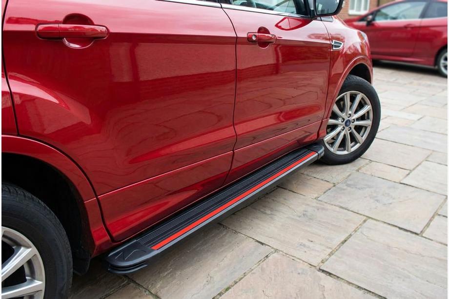 Ford Kuga/Escape 2013-2019 Seitenschweller Maya Red (2 Stk., Aluminium) Mit schwarzer Leiste an den Türen Image
