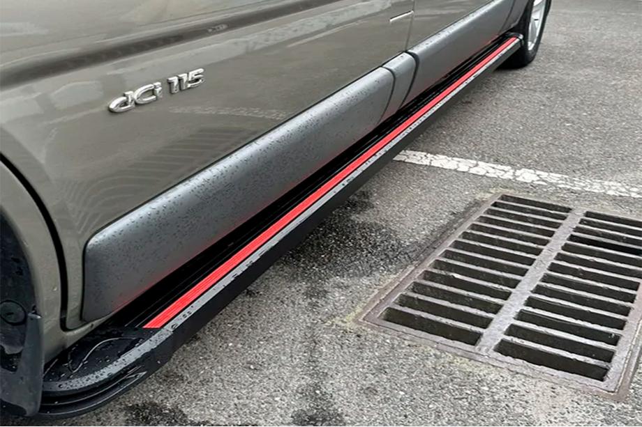 Renault Trafic 2001–2015 Trittbretter Maya Red-Black (2 Stk., Aluminium) Image