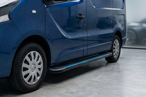 Opel Vivaro 2001–2015 Seitenschweller Maya Blue-Black (2 Stk., Aluminium) Langer Radstand Foto 1