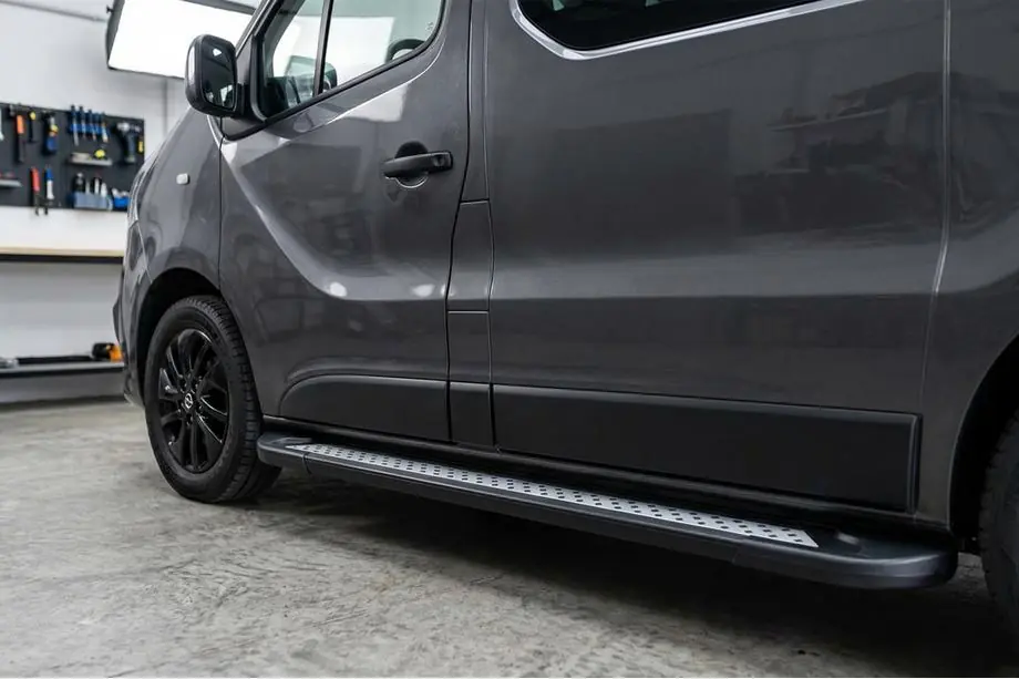 Opel Vivaro 2015-2019 Seitenschweller New Vision Black (2 Stk., Aluminium) Image