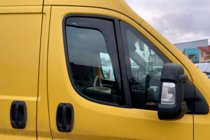 Fiat Ducato 2006-2025 Windabweiser zum Einstecken (2 Stk, HIC) Foto 1