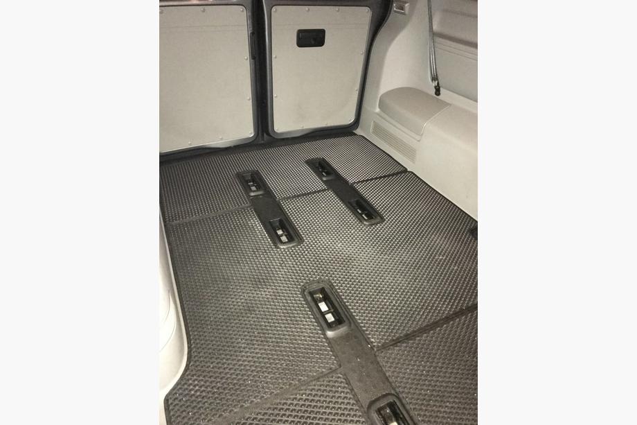 Volkswagen T5 2010-2015 EVA-Fußmatten V1 (langer Radstand, kompletter Innenraum, schwarz) Foto 11