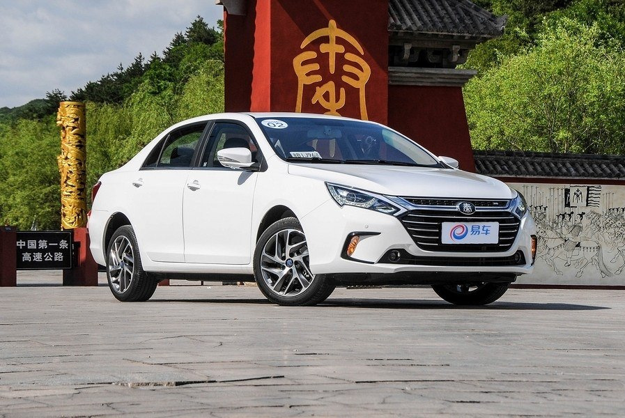 Übersicht der Hybrid-Limousine BYD Qin 100