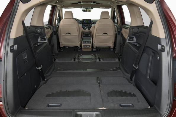 Bewertung des achtsitzigen Minivans Honda Odyssey in voller Größe Foto 17
