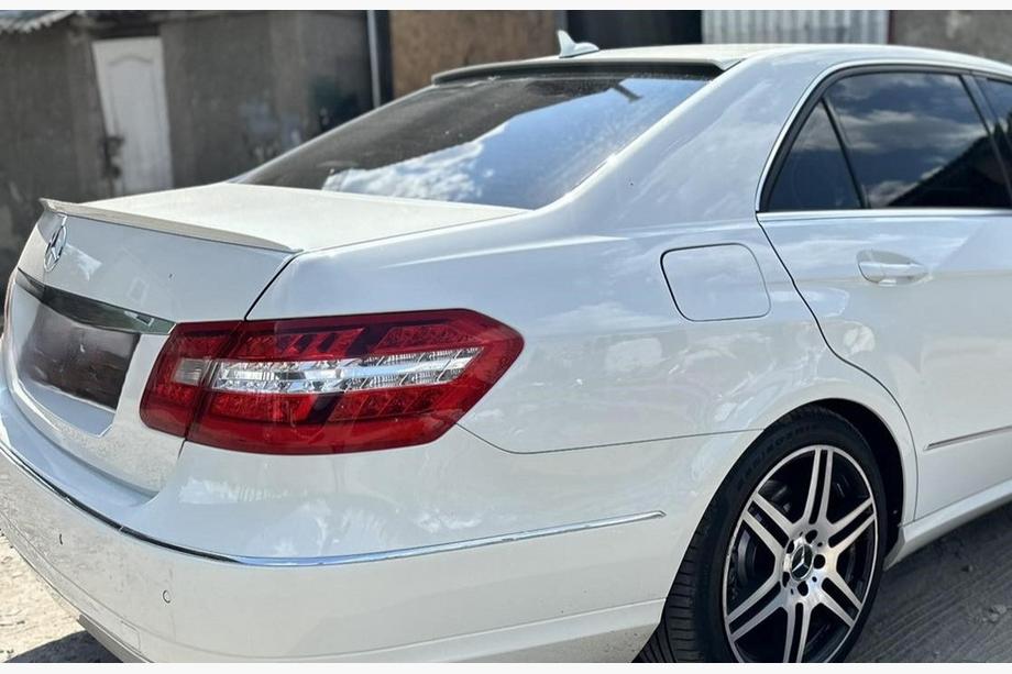 Mercedes E-class W212 2009-2016 Heckscheibenblende AMG E63 (ABS, grundiert) Foto 3