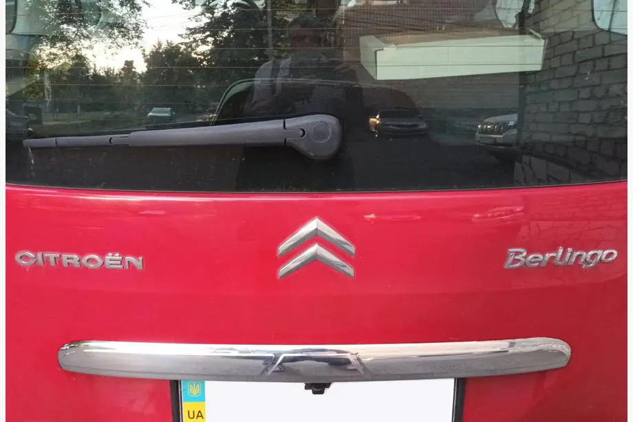 Peugeot Partner Tepee 2008-2018 Chromleiste über dem Kennzeichen (Edelstahl) Image