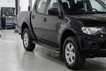 Mitsubishi L200 2006-2015 Seitenschweller Tayga Black (2 Stk., Aluminium) Foto 1