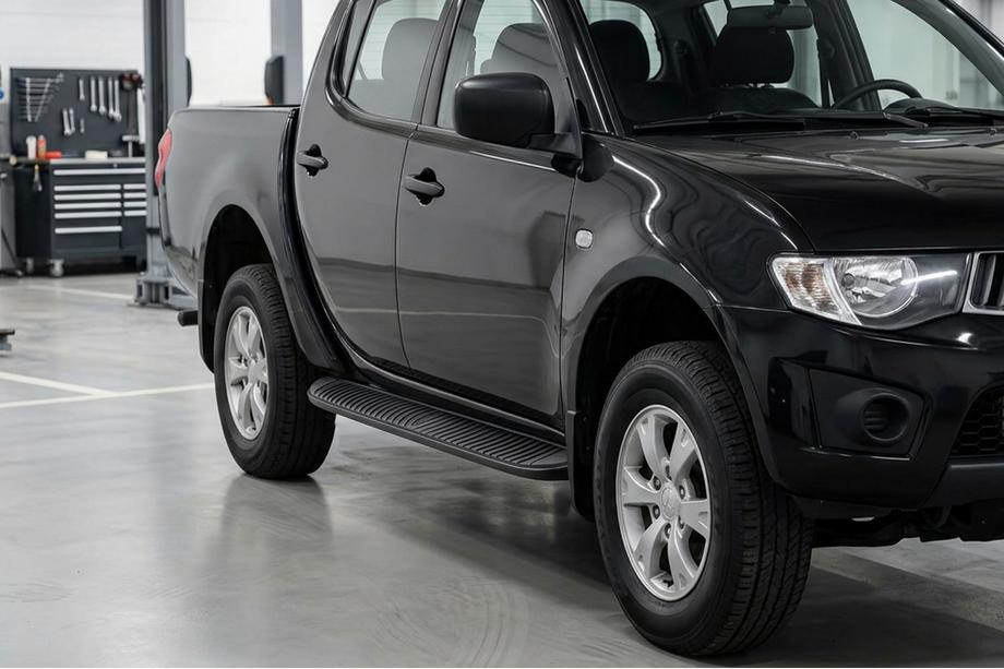 Mitsubishi L200 2006-2015 Seitenschweller Tayga Black (2 Stk., Aluminium) Image