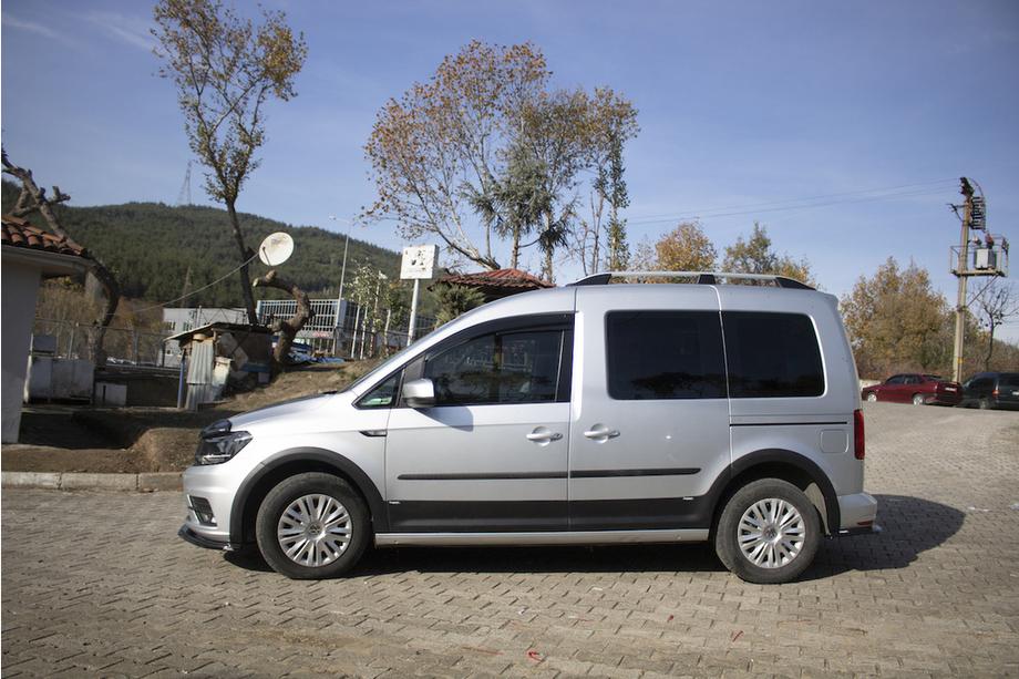 Volkswagen Caddy 2015-2020 Satz Zierleisten und Kotflügelverbreiterungen 2 Türen, langer Radstand Foto 4