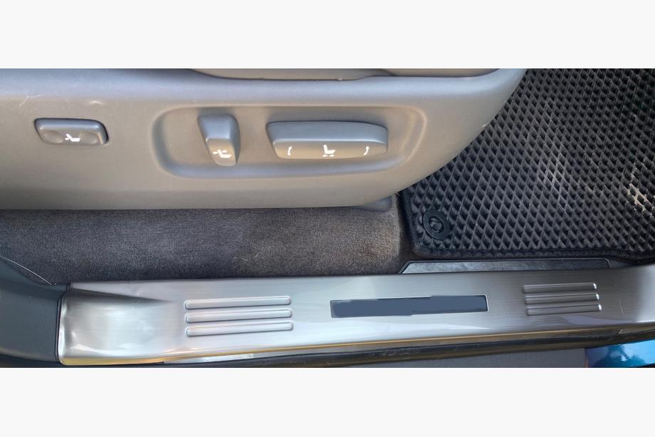 Toyota Land Cruiser 200 2007-2021 Einstiegsleisten mit Beleuchtung (4 Stk) Foto 3