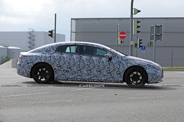 Der neue elektrische Mercedes-Benz EQS kam auf die Strecke Foto 2