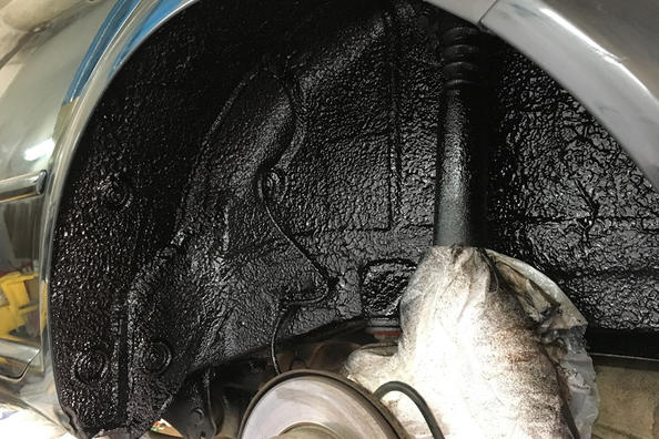 Flüssige Geräuschdämmung für ein Auto