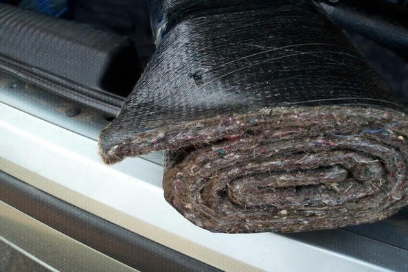 Auto Schallschutz mit Baumaterialien
