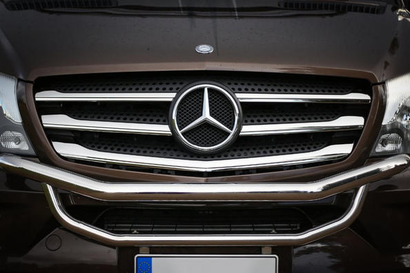 Chromverkleidung am Kühlergrill des Autos